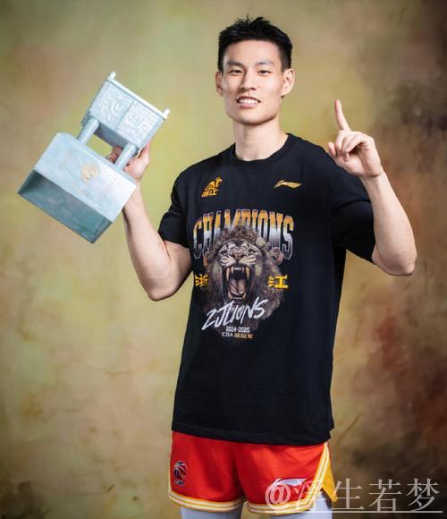 迅猛突破!@林秉圣Nelson 持球突破防线,灵活切入内线,强势造犯规完成2+1! 迅猛突破!@林秉圣Nelson 持球突破防线,灵活切入内线,强势造犯规完成2+1!